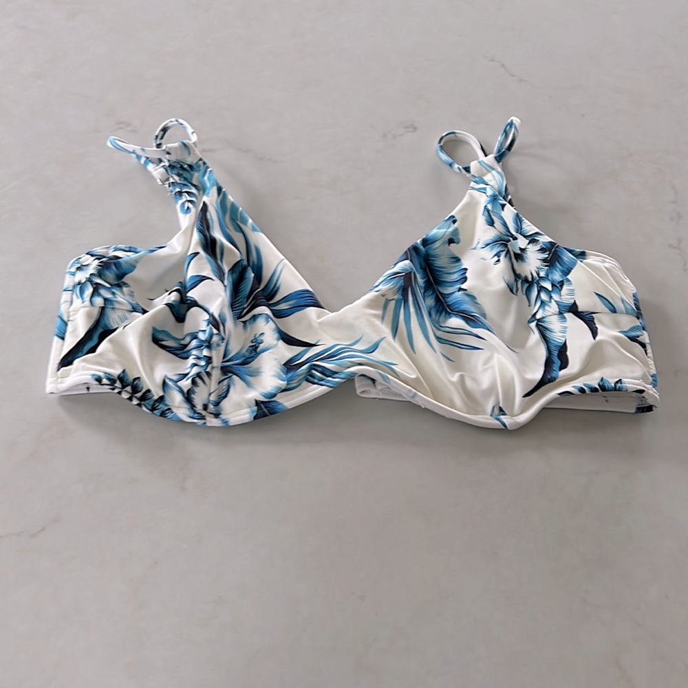 Like new Azure Australia Blue White Floral Bikini Top DD/E Underwire Adjustable